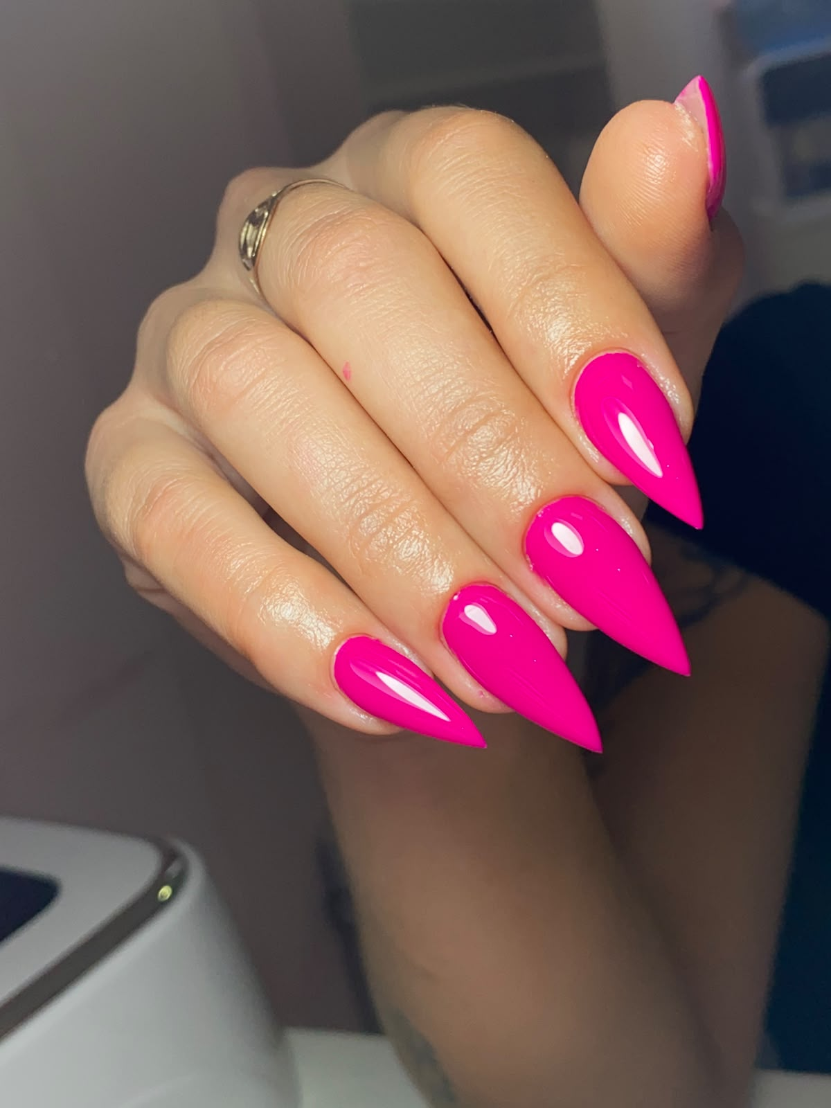 Unhas stiletto em gel na cor pink neon feitas em Joinville