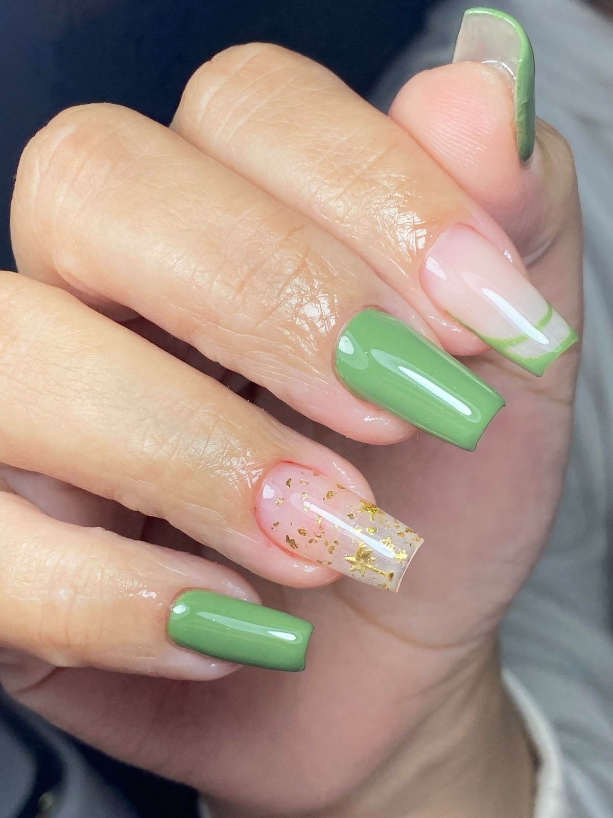 Unhas verdes em gel com nail art e glitter dourado