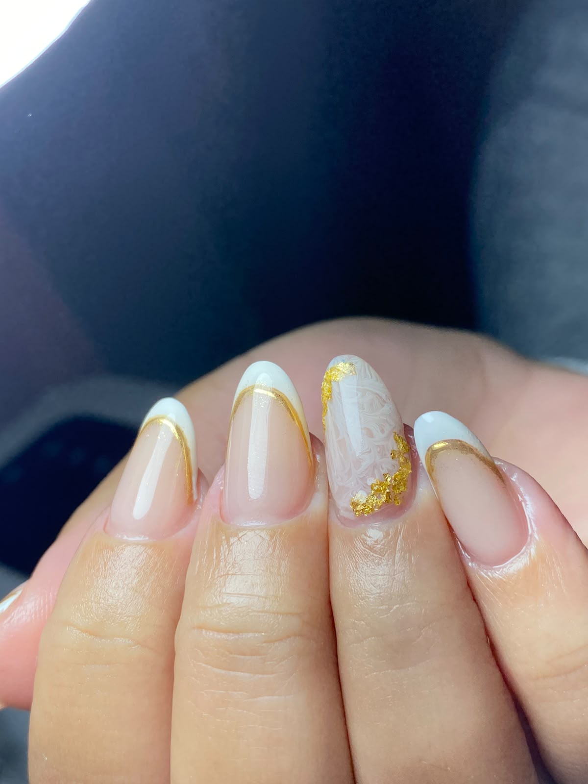 Unhas nude com francesinha branca e detalhes em folha de ouro