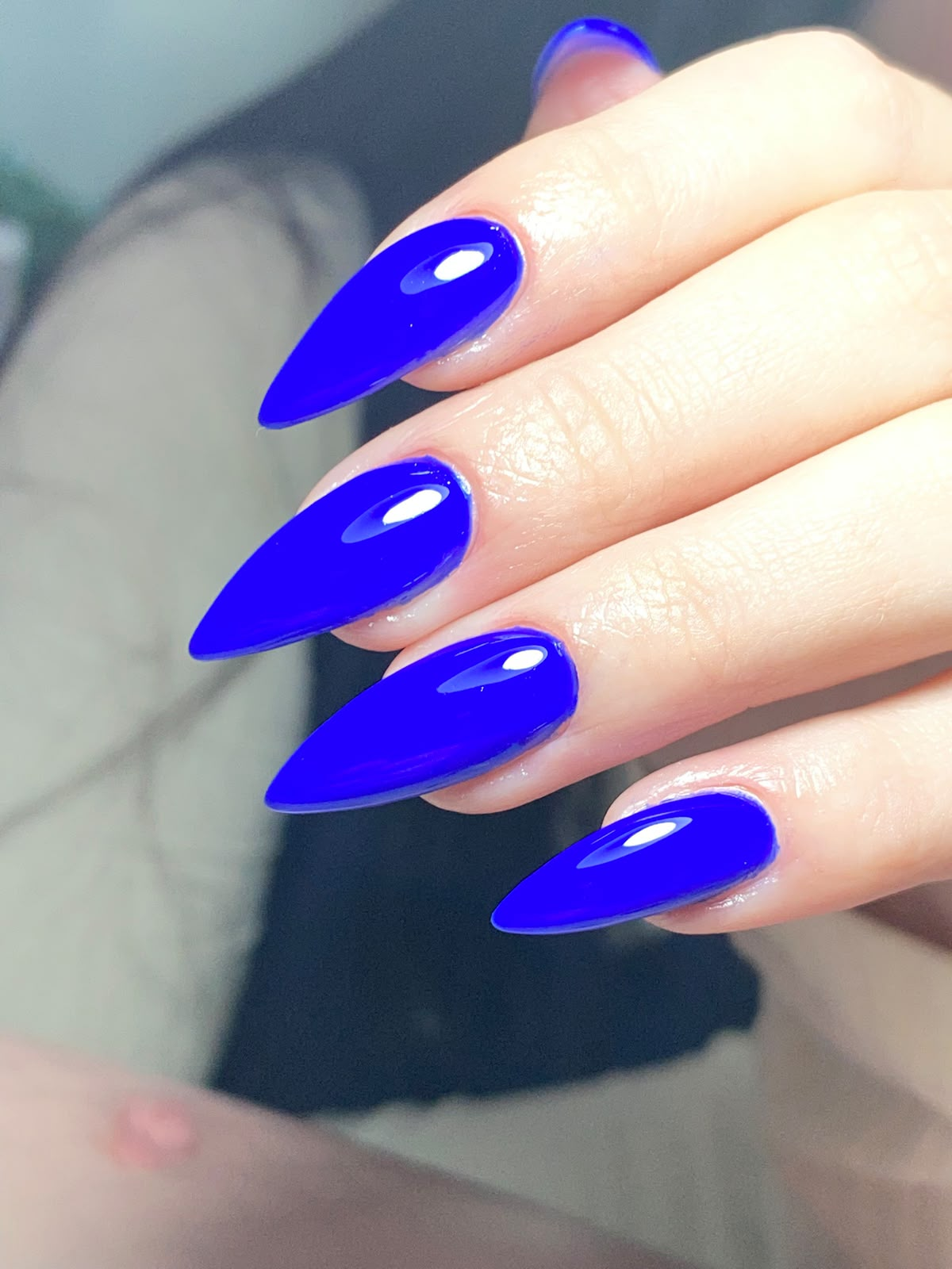 Unhas stiletto em gel azul royal