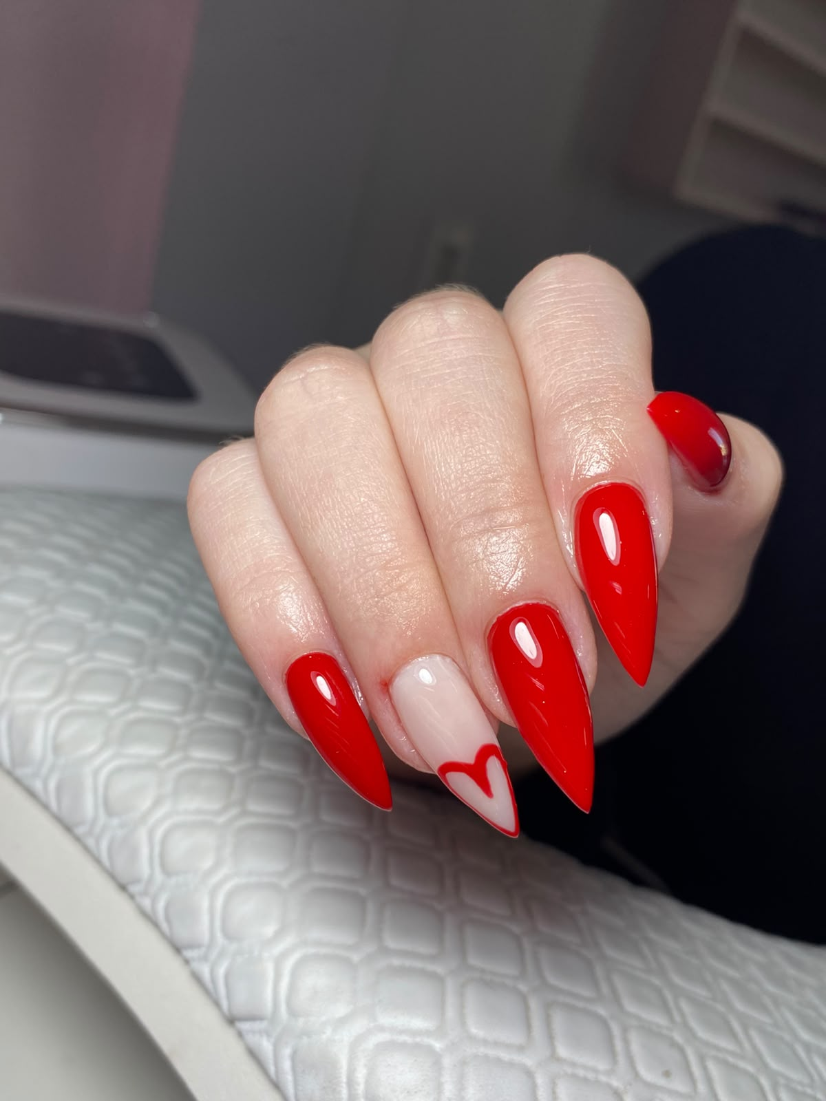 Unhas vermelhas em gel com nail art de coração