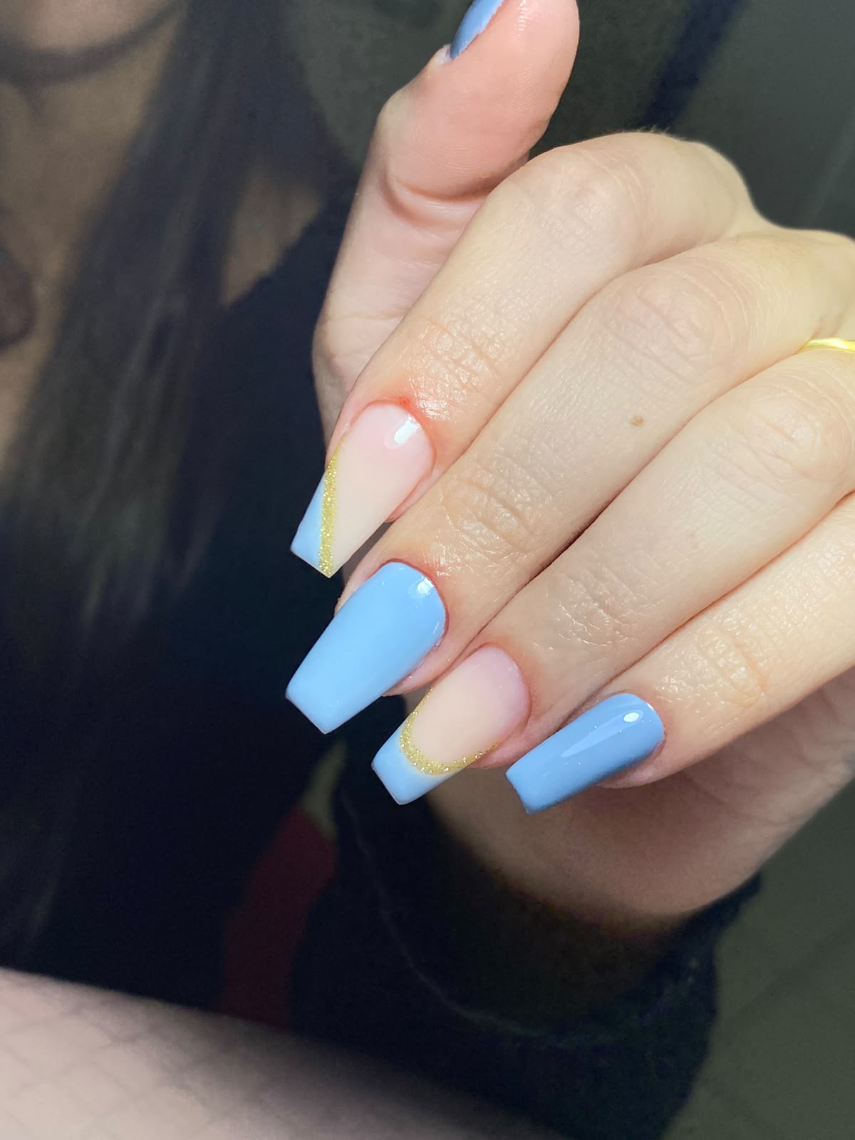 Alongamento de unhas bailarina azul claro com francesinha dourada