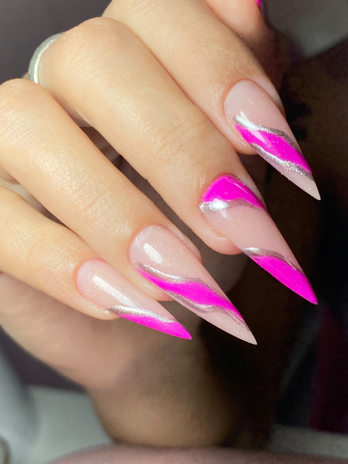 Unhas rosa neon com nail art prateada em degradê