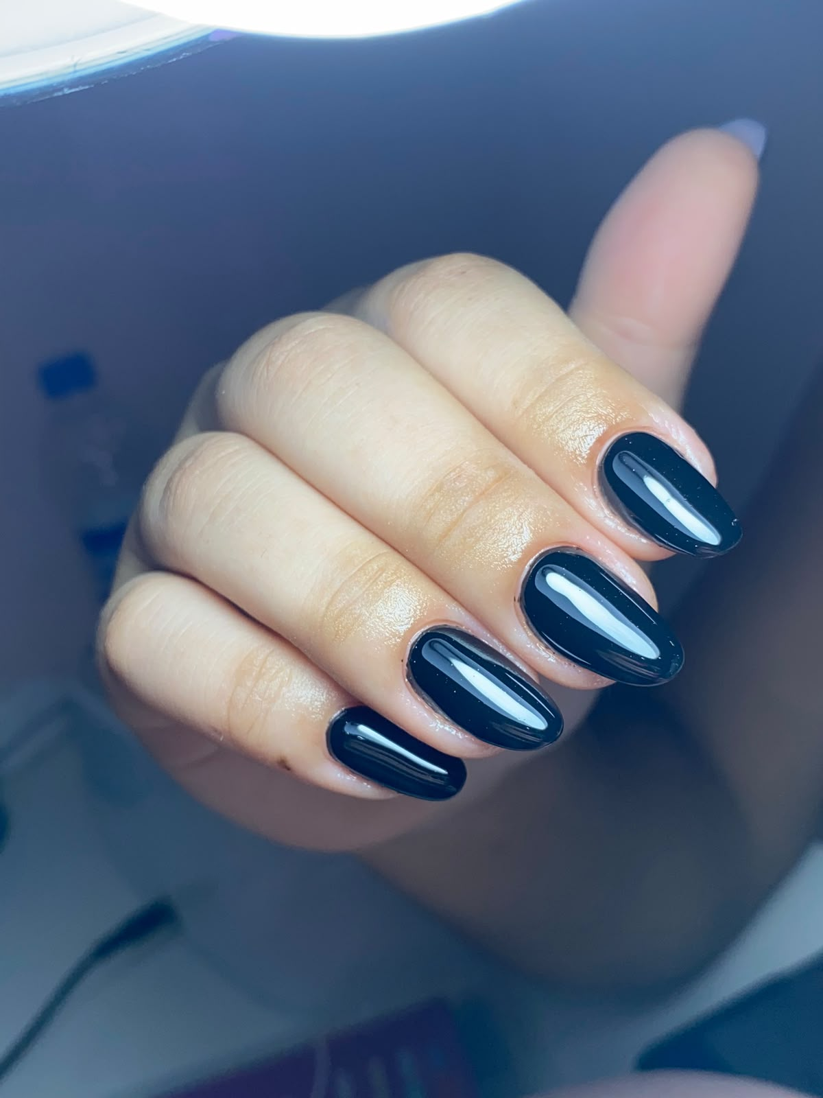 Esmaltação em gel preta em unhas ovais